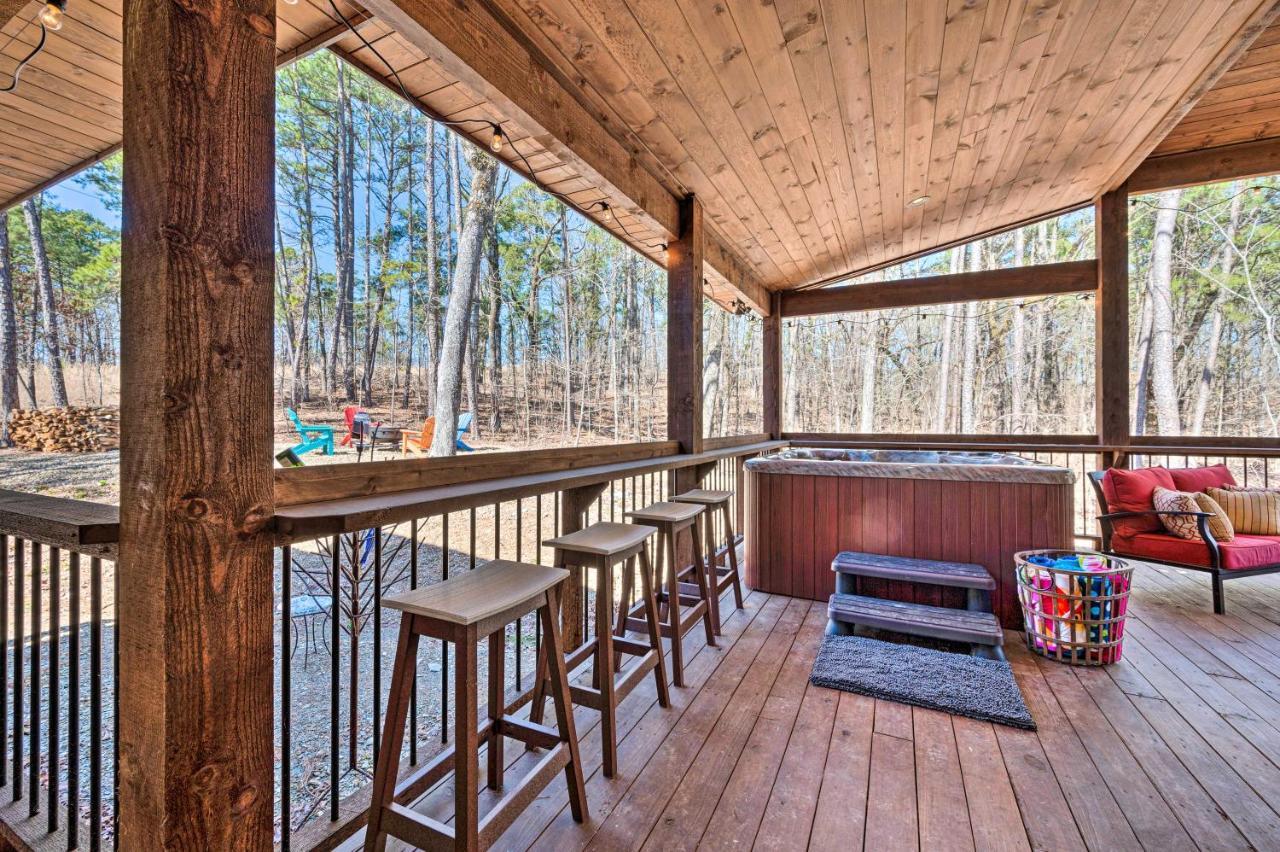 Ferienhaus Luxury Getaway 1 Mi To Lake!