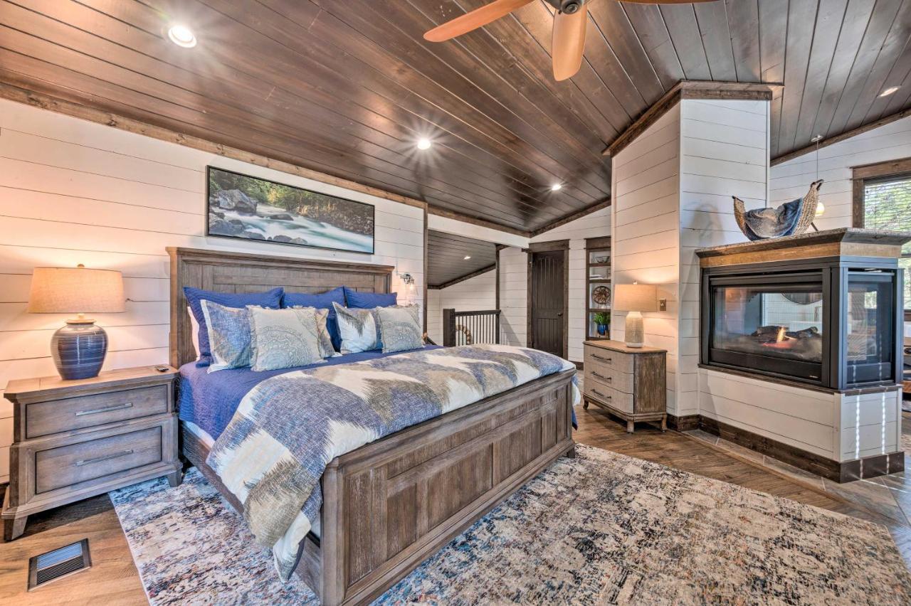 Ferienhaus Luxury Getaway 1 Mi To Lake!