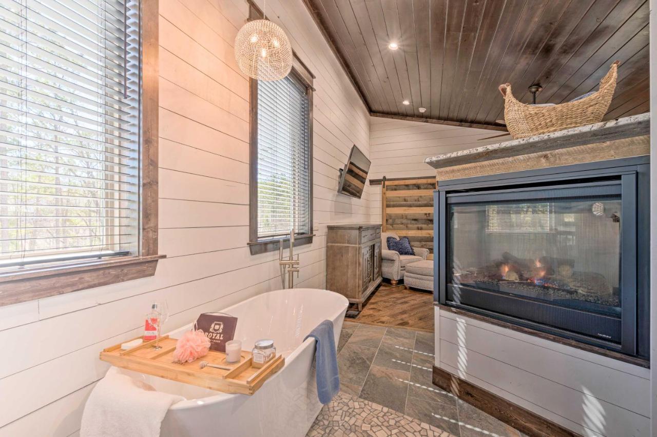 Luxury Getaway 1 Mi To Lake! Ferienhaus *