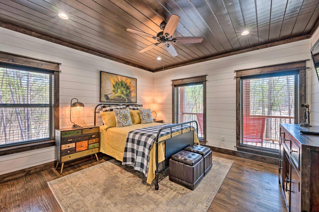 Ferienhaus Luxury Getaway 1 Mi To Lake!