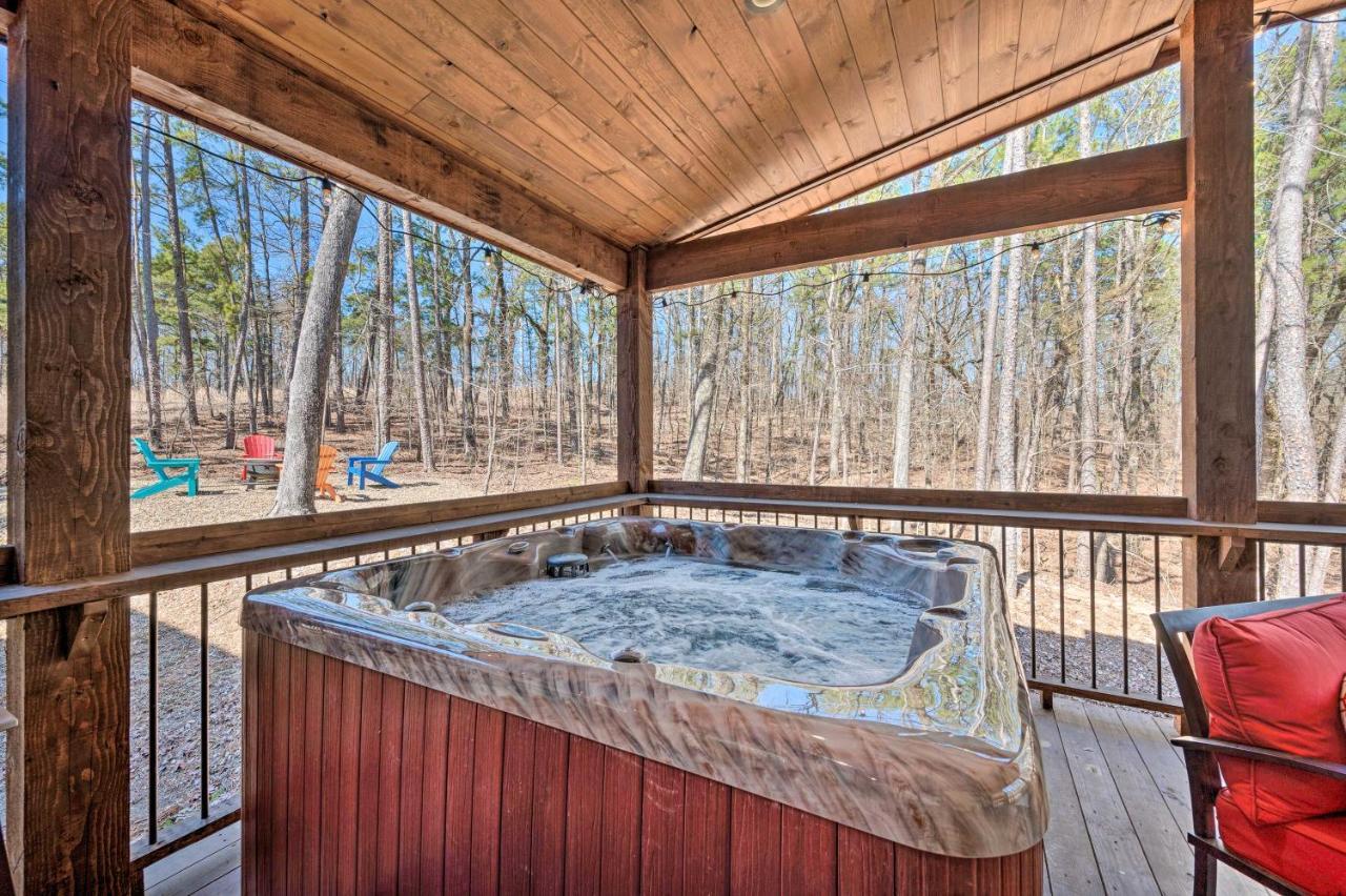 Ferienhaus Luxury Getaway 1 Mi To Lake!